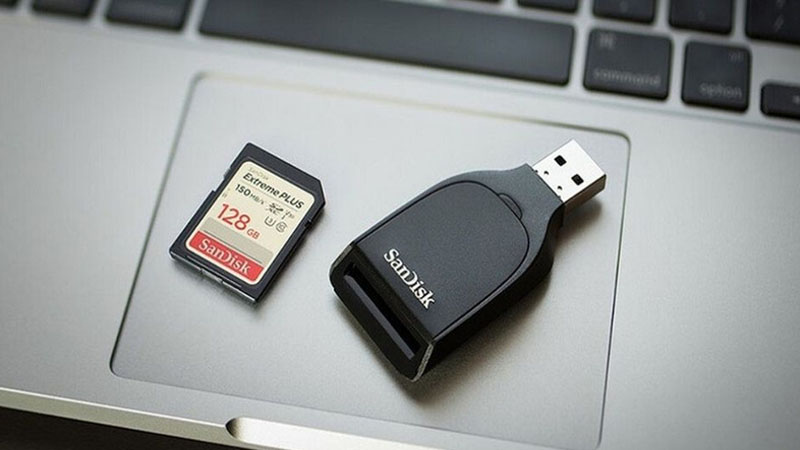 Thẻ nhớ và USB là những thiết bị lưu trữ nhỏ gọn