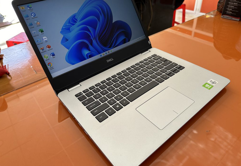 Bàn phím được trang bị đèn LED dễ dàng làm việc vào ban tối Bàn phím được trang bị đèn LED dễ dàng làm việc vào ban tối