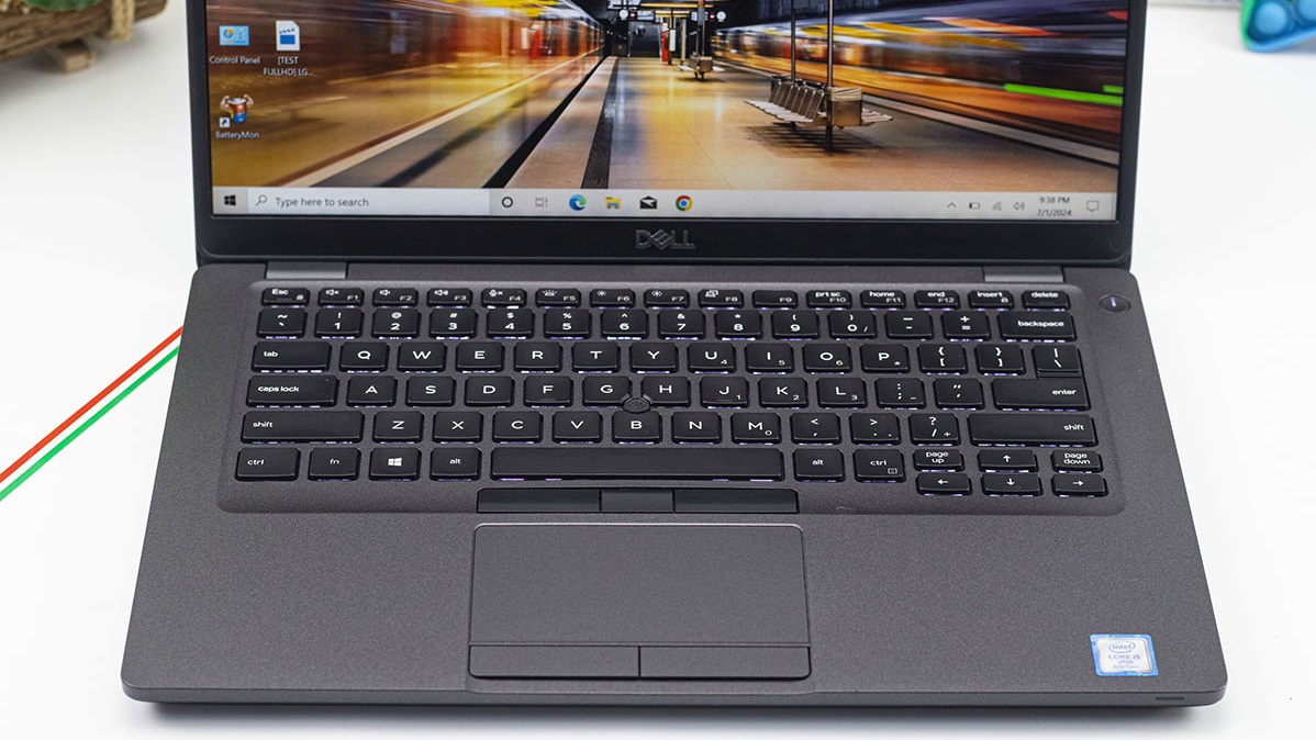 Bàn phím của Dell Latitude 5400 có độ nảy tốt, mang lại trải nghiệm gõ thoải mái và chính xác