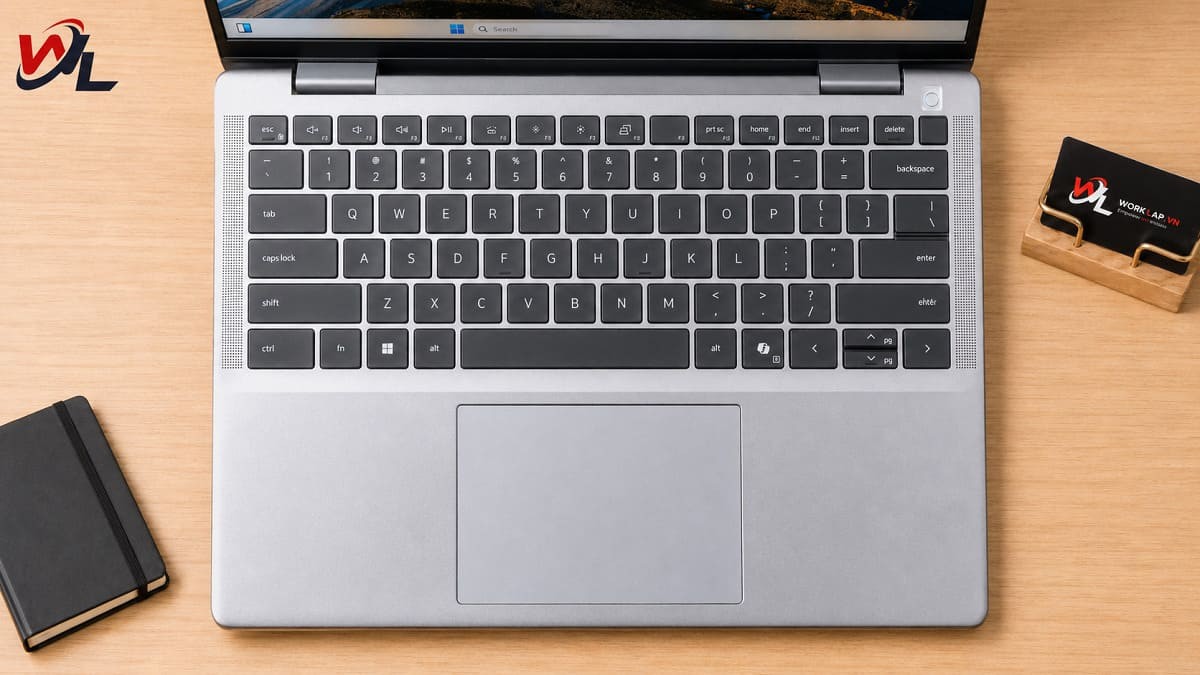 Bàn phím êm, touchpad rộng, nhập liệu chính xác hơn