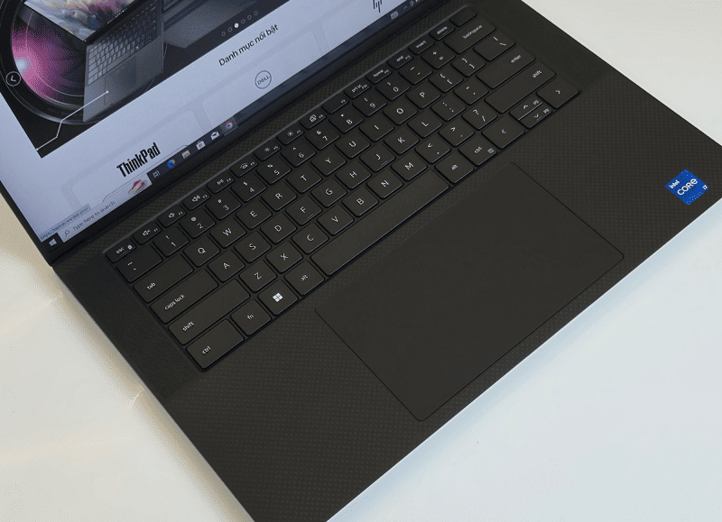 Bàn phím êm cùng Touchpad phủ kính rộng rãi Bàn phím gõ êm ái cùng Touchpad rộng rãi