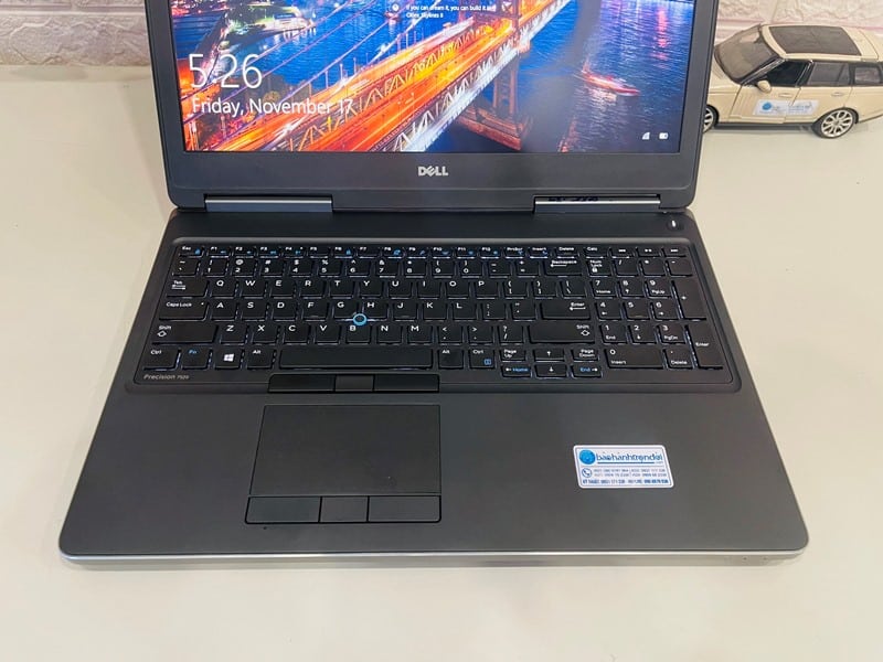 Laptop Dell 7520 cũ có bàn phím số 10 phím với thiết kế thoải mái và phản hồi tốt cho việc nhập liệu nhanh