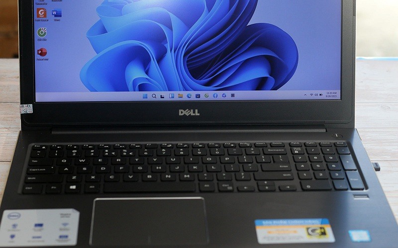 Bàn phím trên máy là dạng full size, tiện ích