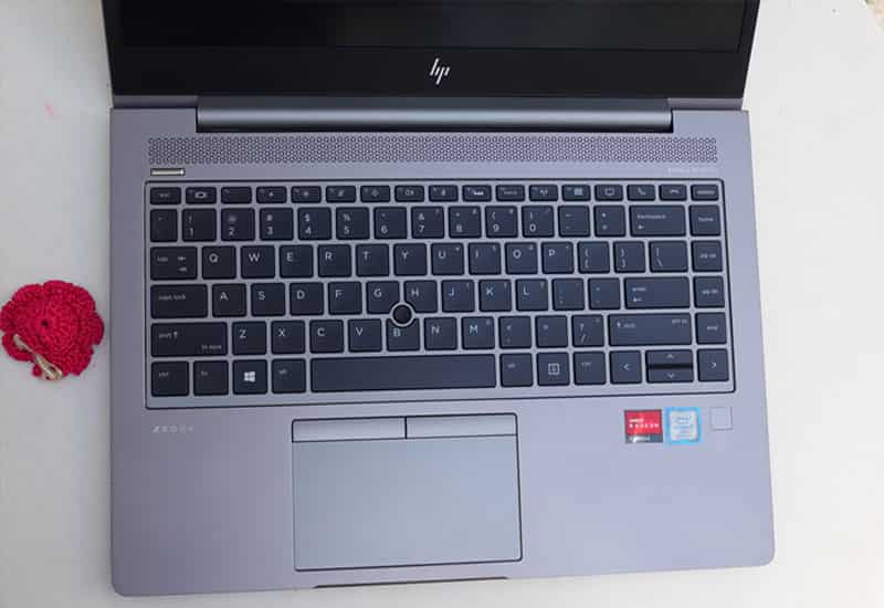 Bàn phím và touchpad nhạy, gõ êm, di chuyển mượt mà Laptop văn phòng ổn định, pin sử dụng cả ngày dài
