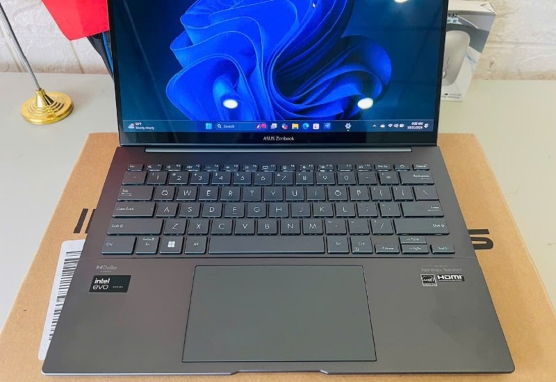 Bàn phím Zenbook cũ có hành trình sâu, mang lại trải nghiệm gõ êm ái