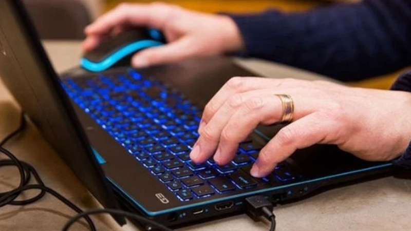 Đèn bàn phím giúp bạn làm việc thoải mái vào ban đêm Đèn bàn phím cực kỳ hữu ích khi bạn làm việc vào ban đêm