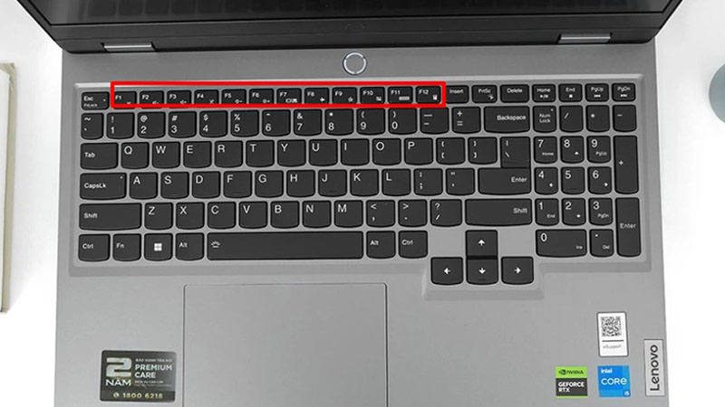 Kiểm tra các phím từ F1 đến F12 hoặc phím cách (Spacebar)