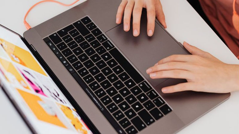 Touchpad là một thiết bị cảm ứng được thiết kế với bề mặt phẳng,