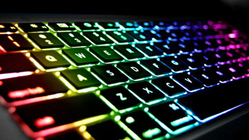 Bật đèn bàn phím laptop Lenovo giúp làm việc tốt hơn trong buổi tối