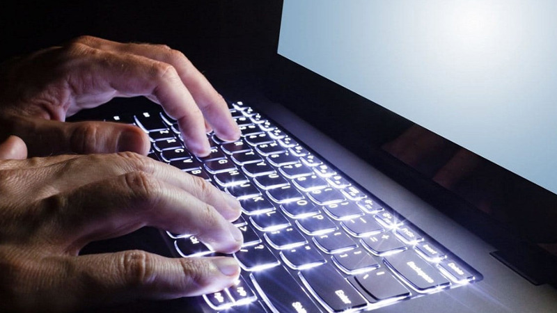 Bật đèn bàn phím giúp làm việc hiệu quả hơn vào buổi tối