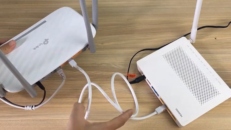 Cắm một đầu vào cổng LAN Cắm một đầu dây cáp vào cổng LAN