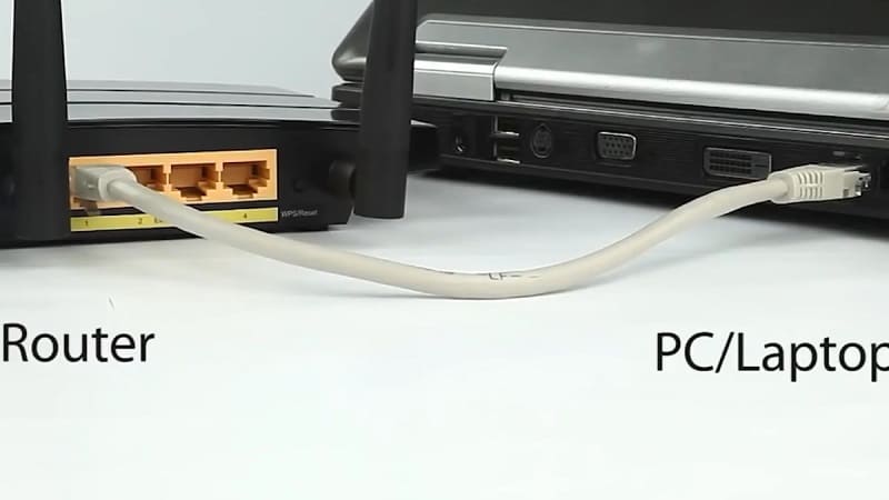 Cắm đầu dây mạng còn lại vào cổng mạng trên laptop Cắm đầu dây còn lại vào cổng mạng trên laptop