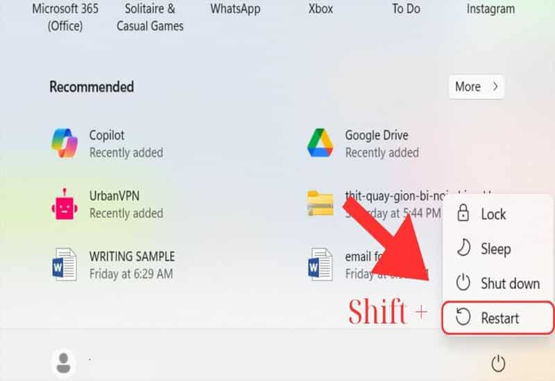 Giữ Shift và chọn Restart để mở menu Windows Recovery Options