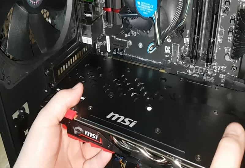 Laptop hầu hết không thể lắp card rời theo cách thông thường