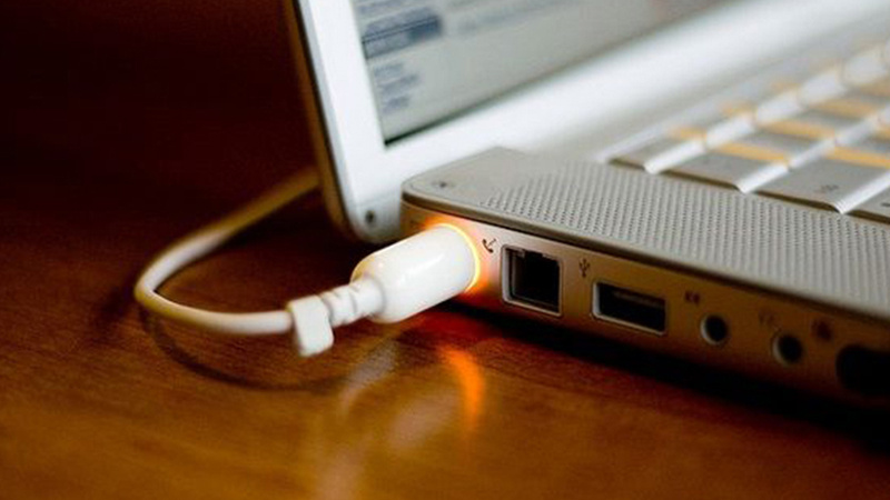 Nên dùng sạc pin chính hãng khi sạc laptop Dùng sạc pin chính hãng