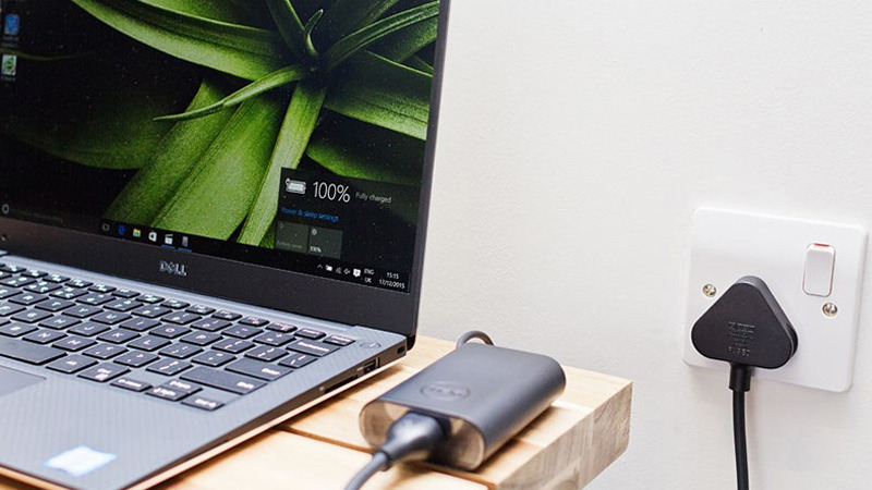 Nên cắm sạc laptop liên tục khi làm việc cường độ cao Cắm sạc máy liên tục khi làm việc cường độ cao