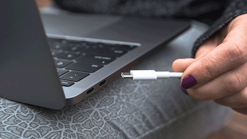 Nên cắm sạc vào nguồn điện trước khi cắm vào laptop Nên cắm sạc vào nguồn trước khi cắm vào laptop