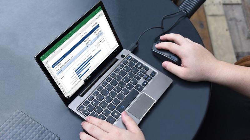 Hạn chế việc vừa sạc vừa dùng khi laptop chưa đầy pin Hạn chế vừa sạc vừa dùng