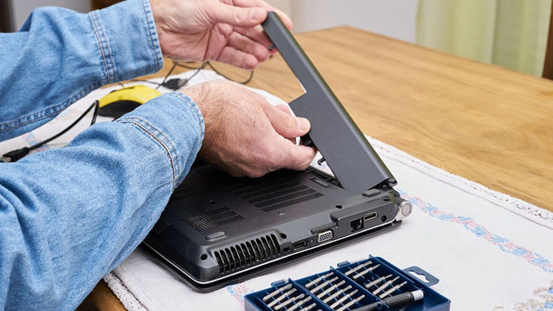 Không nên tự ý tháo lắp laptop HP tránh hư hỏng Không tự ý tháo lắp laptop