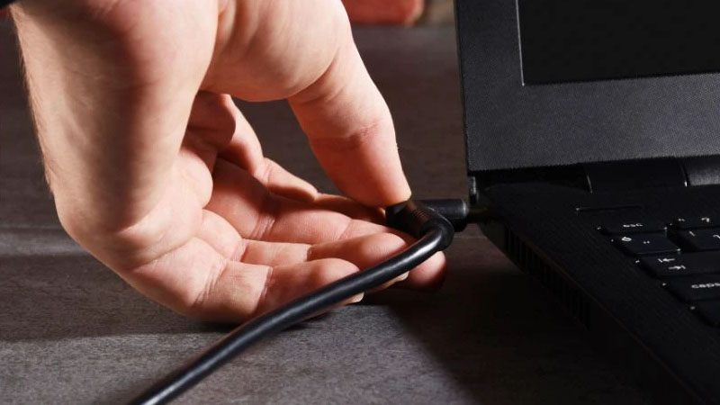 Cắm sạc pin laptop MSI đúng cách