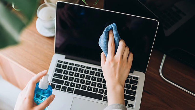 Lau sạch điểm tiếp xúc giữa laptop và pin Lau sạch sẽ các điểm tiếp xúc