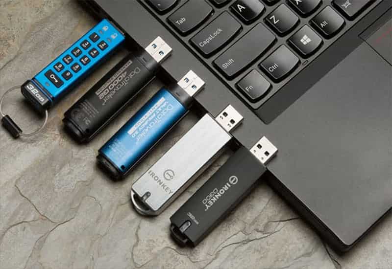 Check nút lock vật lý của USB có bật bảo vệ ghi hay không Đảm bảo nút khóa vật lý của USB chưa bật chế độ bảo vệ ghi