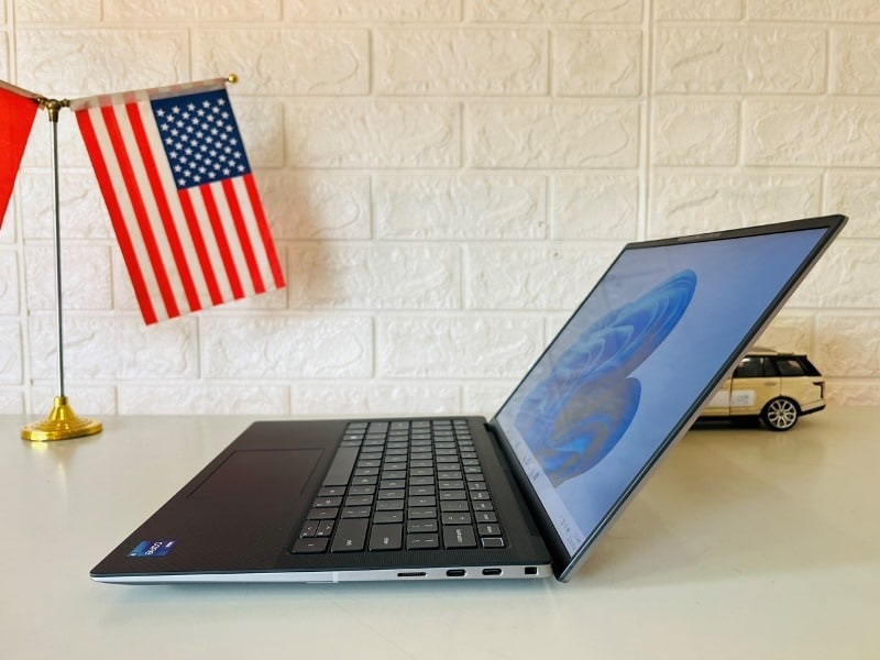 Kết nối dễ dàng với chuột, USB, máy chiếu và thiết bị khác Máy có đầy đủ cổng kết nối, đáp ứng mọi nhu cầu ngoại vi