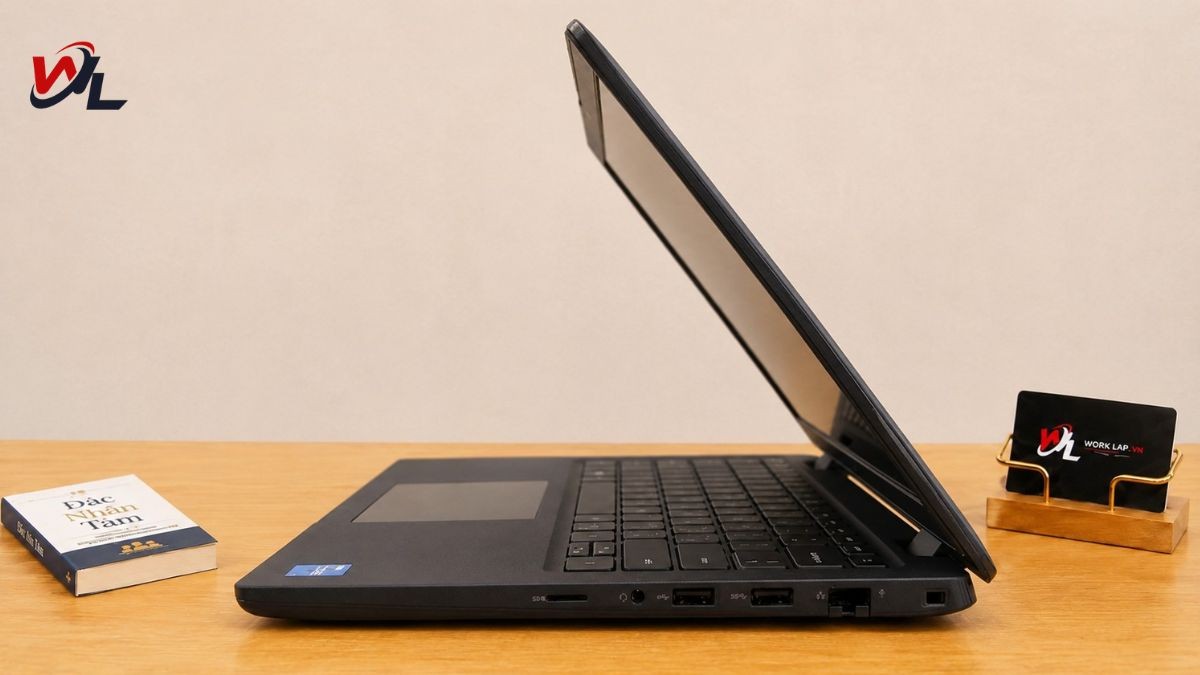 Laptop được trang bị đầy đủ cổng kết nối