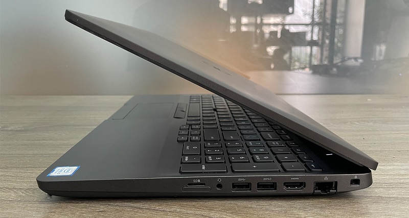 Máy trang bị đầy đủ các cổng kết nối