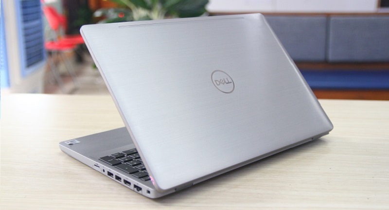 Với các cổng kết nối tiện ích, bạn có thể kết nối máy chiếu, tai nghe, màn hình rời và nhiều thiết bị khác Trang bị đầy đủ cổng kết nối như USB Type C, HDMI, và RJ-45