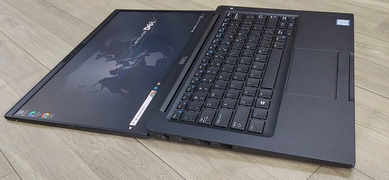 Máy có có 3 cổng USB Type C, 1 Micro SD, và 2 cổng Thunderbolt 3