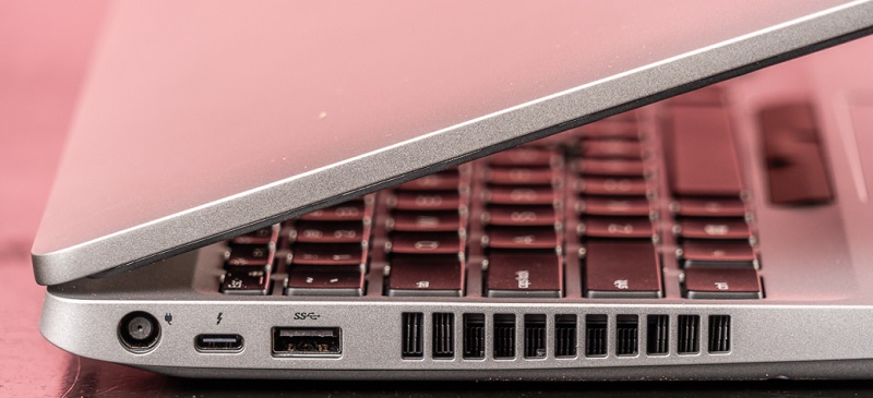 Dell 3551 trang bị đầy đủ cổng kết nối như USB 3.2, HDMI 2.0, và DisplayPort, hỗ trợ kết nối ngoại vi tiện lợi