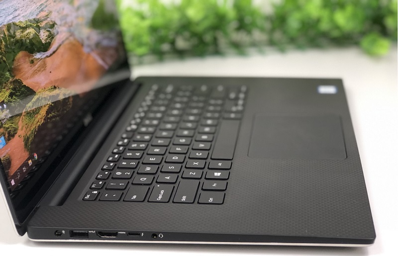 Máy có 2 cổng USB 3.0, HDMI và khe thẻ SD Máy có 2 cổng USB 3.0, HDMI và khe thẻ SD