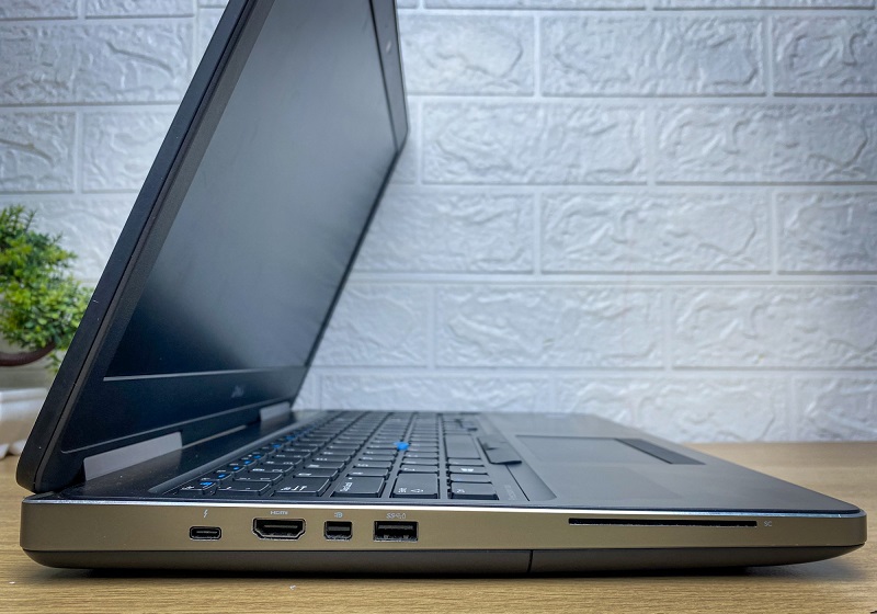 Laptop Dell 7520 cũ được trang bị đa dạng cổng kết nối như USB 3.0, HDMI và Thunderbolt cho mọi nhu cầu sử dụng