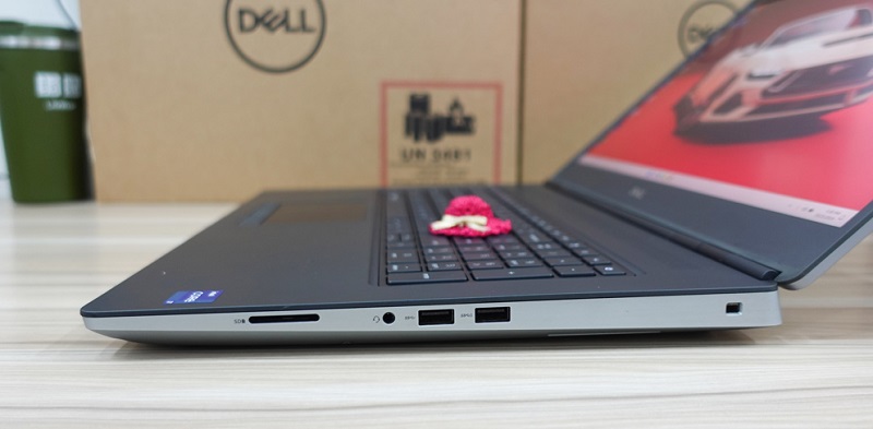 Các cổng này giúp người dùng kết nối ngoại vi dễ dàng, tăng tính linh hoạt trong công việc Máy được trang bị đa dạng cổng kết nối, khe cắm tai nghe, và khe thẻ nhớ