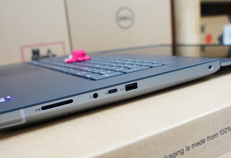 Cạnh trái có USB 3.2 Type-A, HDMI 2.1, Thunderbolt 4 và tùy chọn đầu đọc thẻ thông minh Dell Precision 7780 i7 có nhiều cổng kết nối phù hợp công việc
