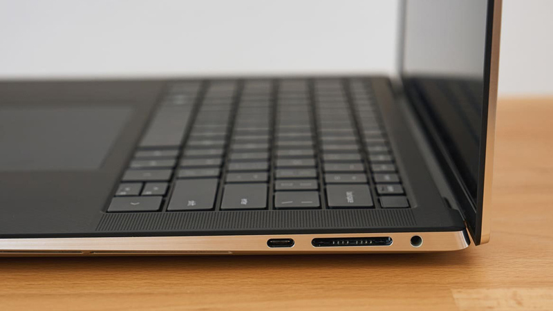 Máy được trang bị đầy đủ cổng kết nối cần thiết Đầy đủ các loại cổng kết nối