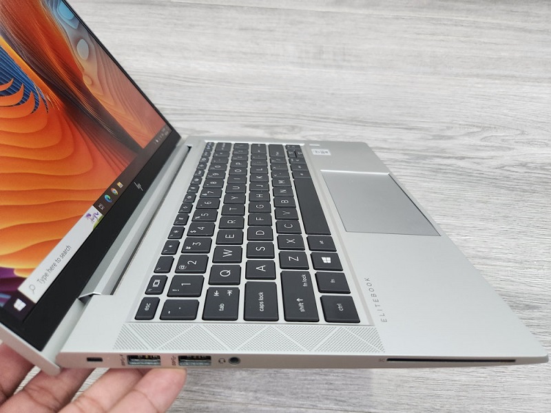 Máy có hai cổng USB Type-A, một cổng USB Type-C