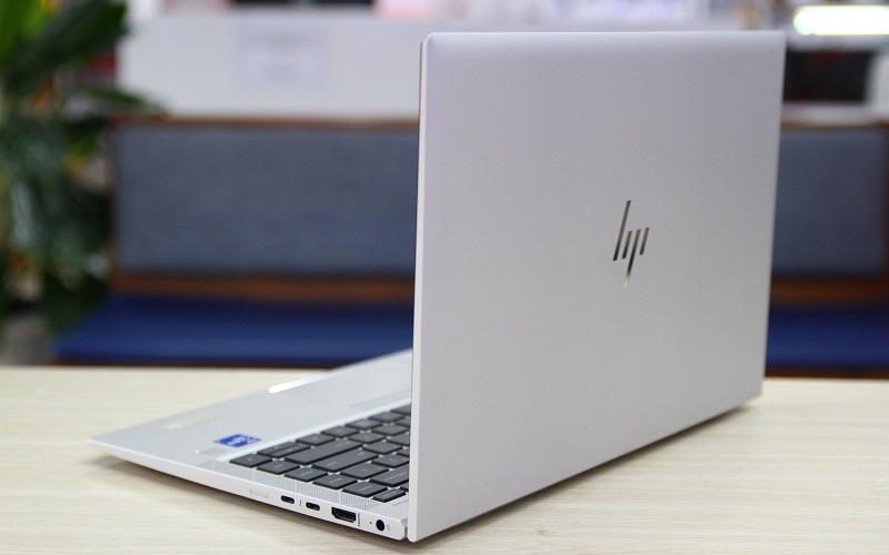 Cổng kết nối được trang bị đầy đủ Cổng kết nối được trang bị đầy đủ