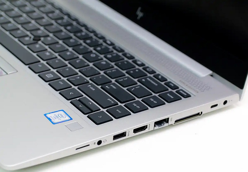 Ngoài ra, máy còn có jack tai nghe 3.5mm và cổng mạng RJ45, tiện lợi cho người dùng Trang bị đầy đủ cổng kết nối phục vụ công việc