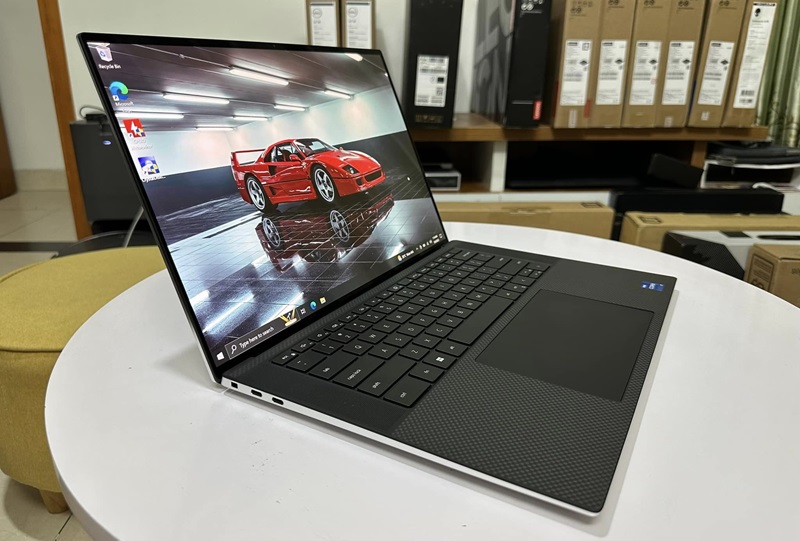 Thiết kế mỏng nhẹ, nhưng ít cổng kết nối ngoại Máy có cổng USB-C và đầu đọc microSD cơ bản