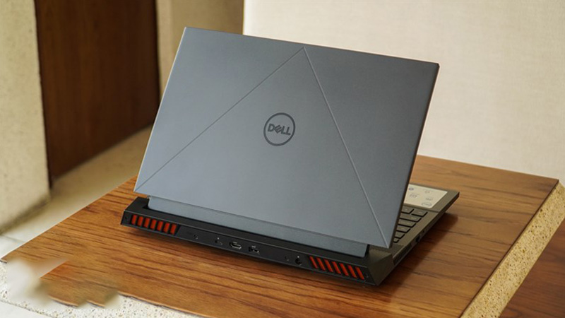Dell Gaming G15 5530 được thiết kế mạnh mẽ, cứng cáp Dell Gaming G15 5530 có thiết kế mạnh mẽ