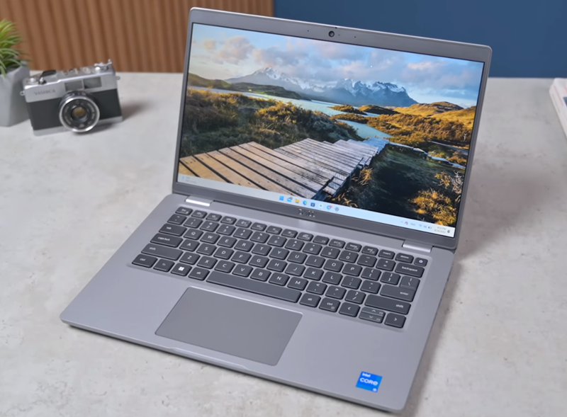 Trang bị CPU i7-11850H, RAM 32GB, SSD 512GB, card Nvidia MX450