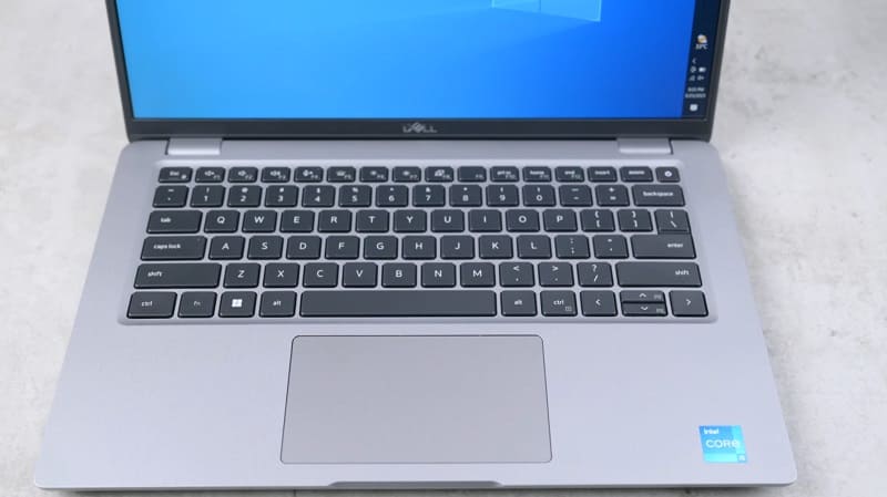 Bàn phím êm, gõ thoải mái, có đèn nền