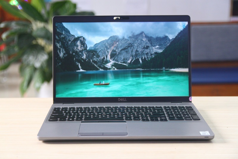 Màn hình 15.6 inch FHD, đáp ứng tốt nhu cầu văn phòng cơ bản Máy có thiết kế mỏng nhẹ, sợi carbon bền bỉ