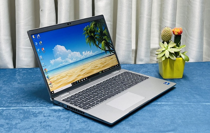 Dell Latitude 5520 có thiết kế sang trọng, màu sắc bạc hoặc xám