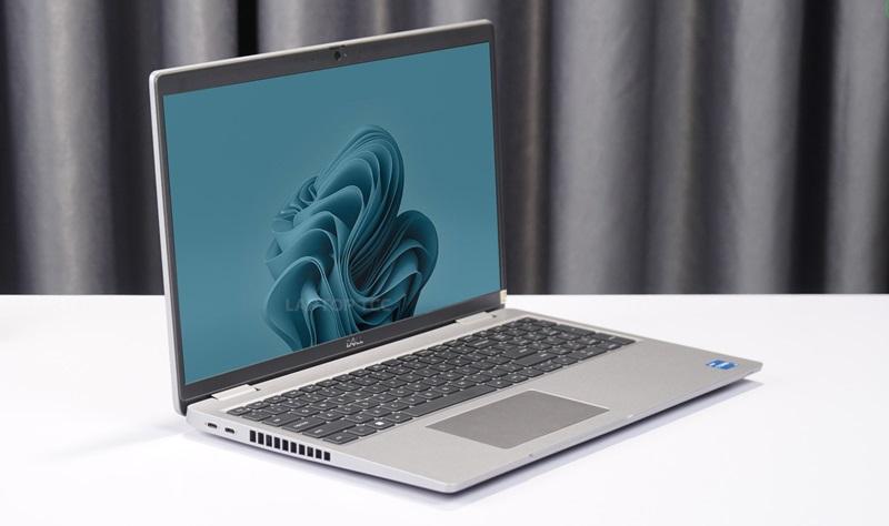Thiết kế sang trọng, dễ dàng mang theo khi di chuyển Dell Latitude 5530 với i5 1245U, 8GB RAM, 256GB SSD