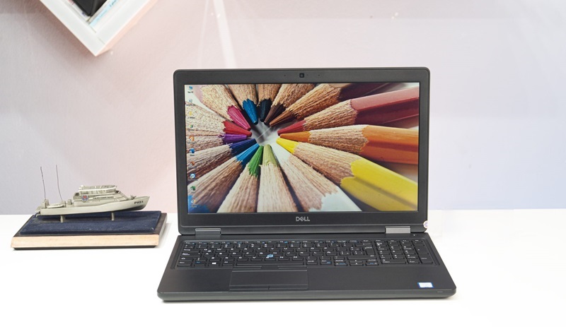 Màn hình 14 inch Full HD sắc nét, phù hợp cho công việc kế toán Dell Latitude 5590 với i7 8650U, 8GB RAM, 256GB SSD mạnh mẽ