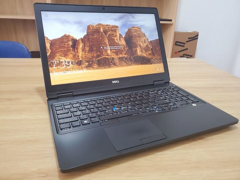 RAM 16GB, ổ cứng SSD 256GB giúp làm việc hiệu quả