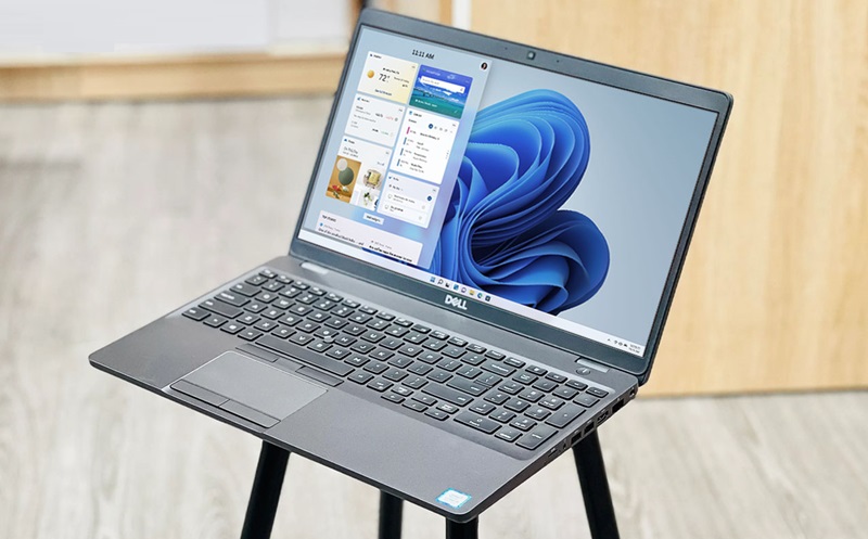 Máy có cấu hình i7 9850H, 16GB RAM, SSD 512GB, Quadro P620 (4GB)